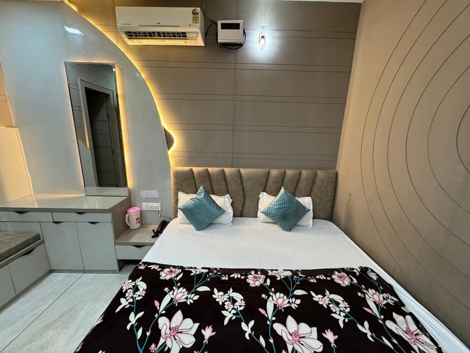 Bed, Bedroom, air conditioner