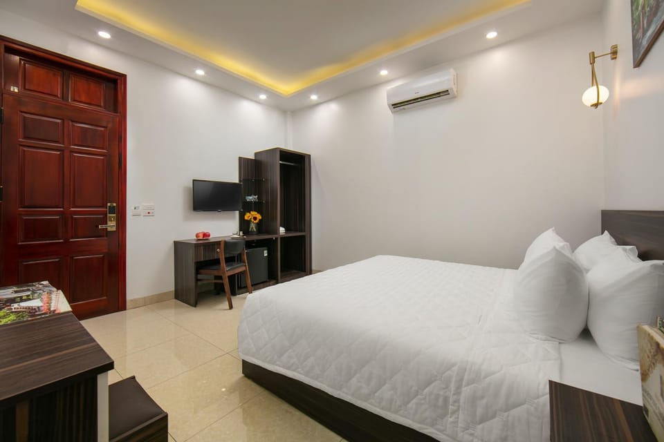 Bed, Bedroom, wardrobe, air conditioner