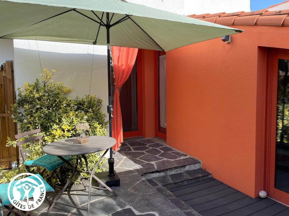 Gîte rénové proche plage, centre-ville et pistes cyclables avec terrasse privative - FR-1-426-560 House in Château-d'Olonne