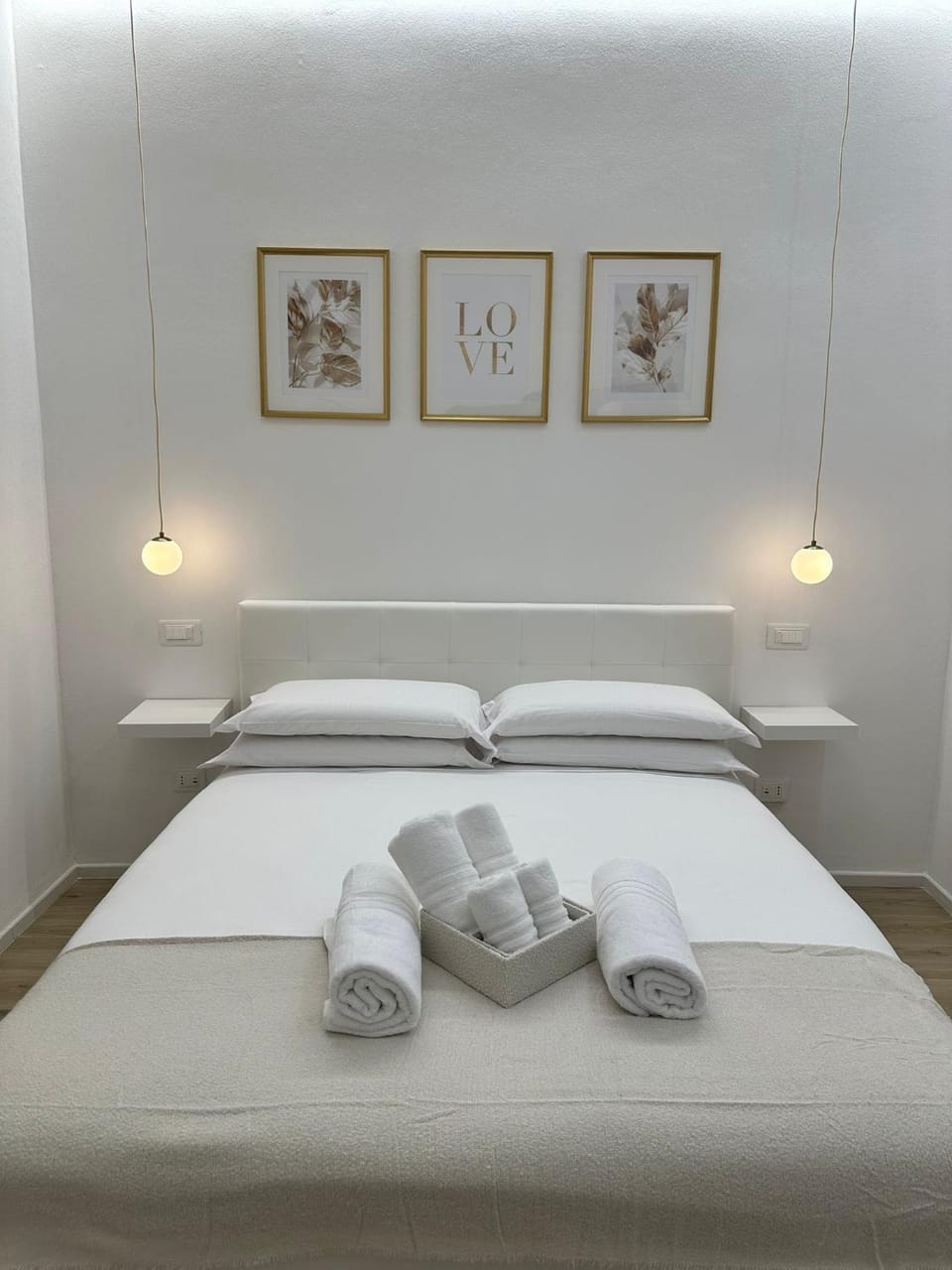 Bed, Photo of the whole room, Bedroom, towels