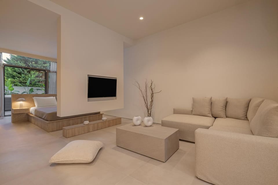 Bed, Garden, Garden, TV and multimedia, Living room, Seating area, Bedroom, Garden view
