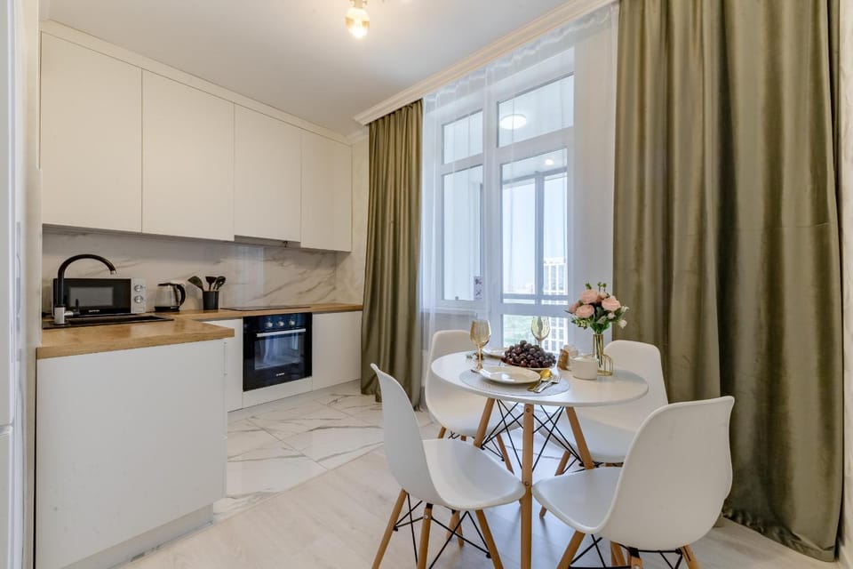 Coffee/tea facilities, Kitchen or kitchenette, Dining area, oven, stove