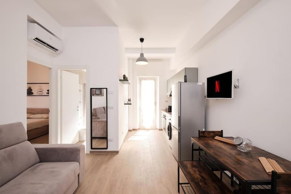 Communal lounge/ TV room, TV and multimedia, Kitchen or kitchenette, Living room, Seating area, Dining area, Evening entertainment, oven, air conditioner