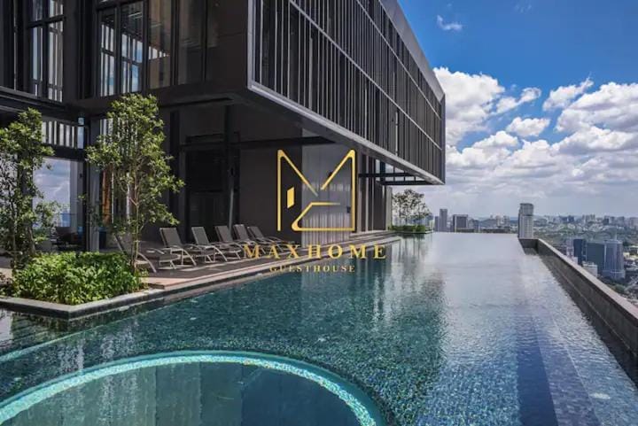 Property building, Day, Pool view, Swimming pool