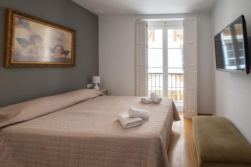 Bed, TV and multimedia, Bedroom