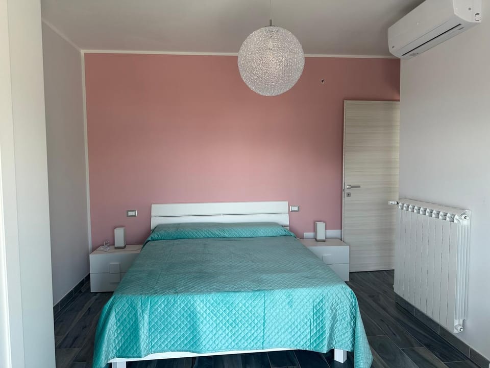 Bed, Photo of the whole room, Bedroom, internet, air conditioner