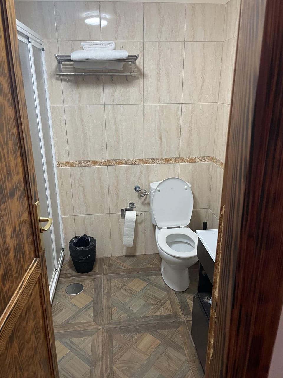 Toilet, Bathroom, towels