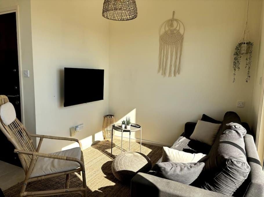 Communal lounge/ TV room, TV and multimedia, Living room, Seating area, Evening entertainment