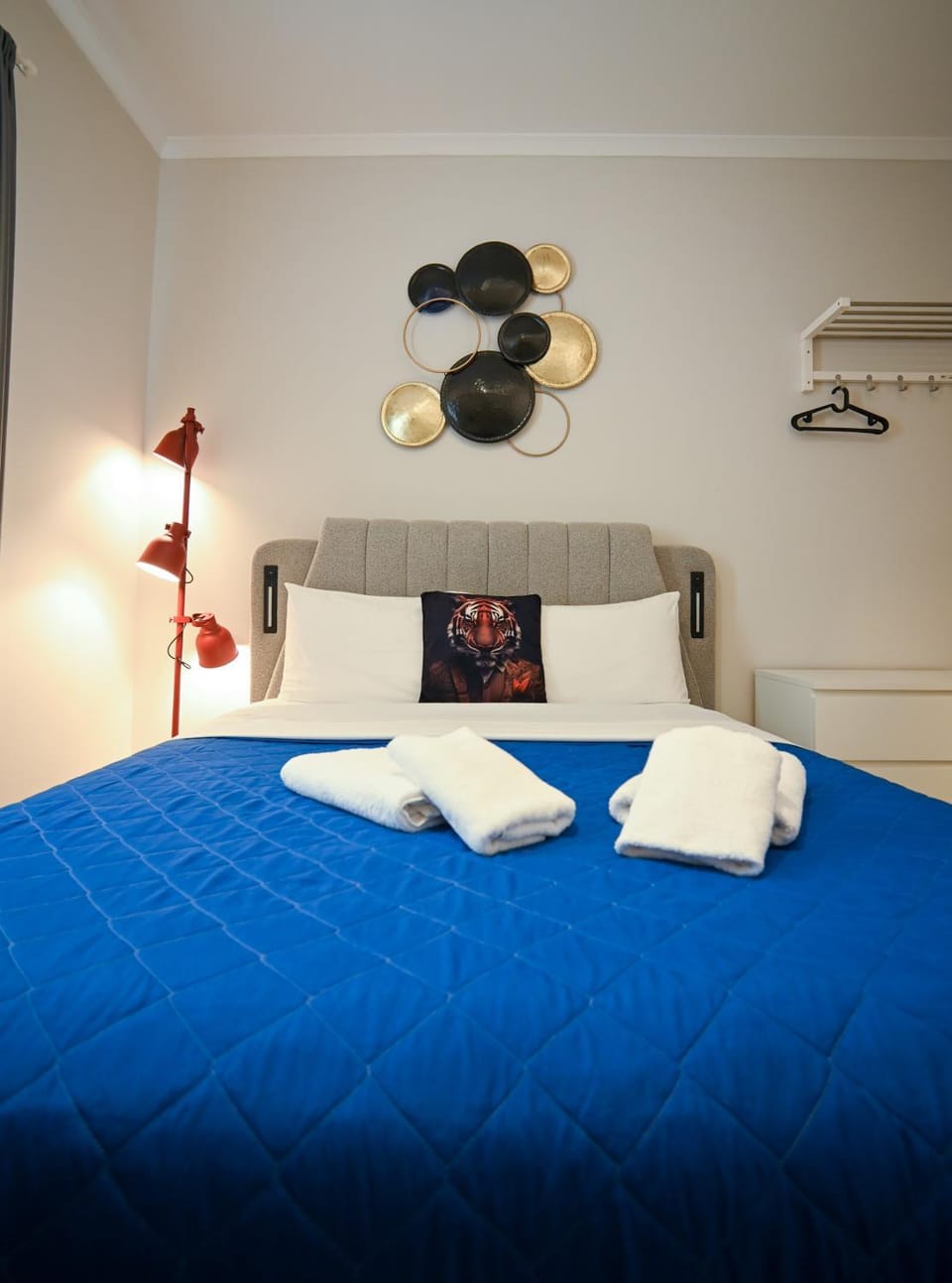 Bed, Bedroom, towels