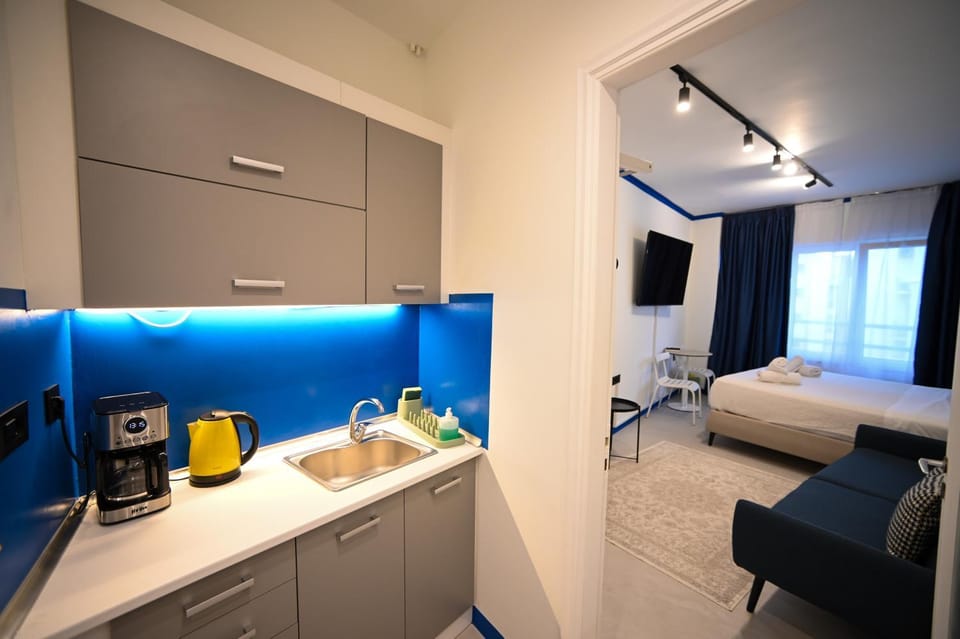 TV and multimedia, Coffee/tea facilities, Kitchen or kitchenette, Photo of the whole room, Bedroom