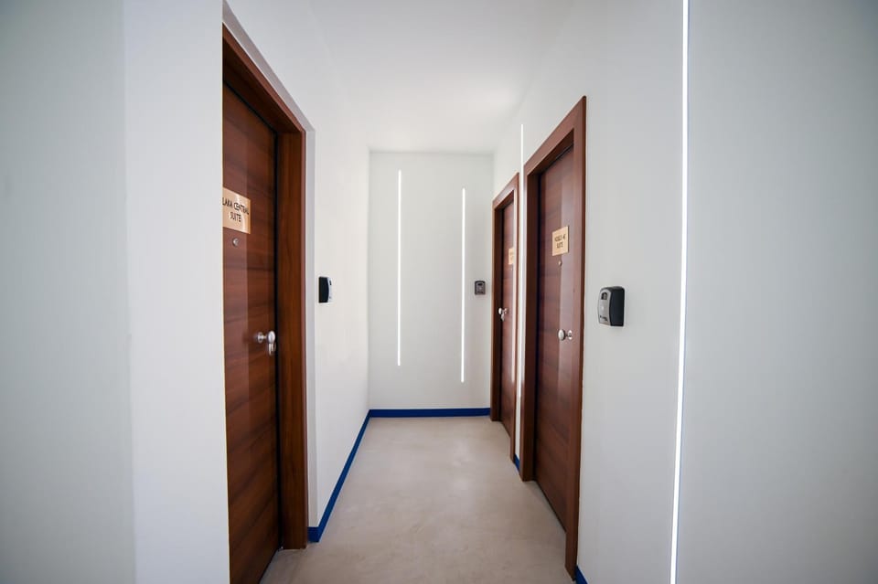 Photo of the whole room, Location