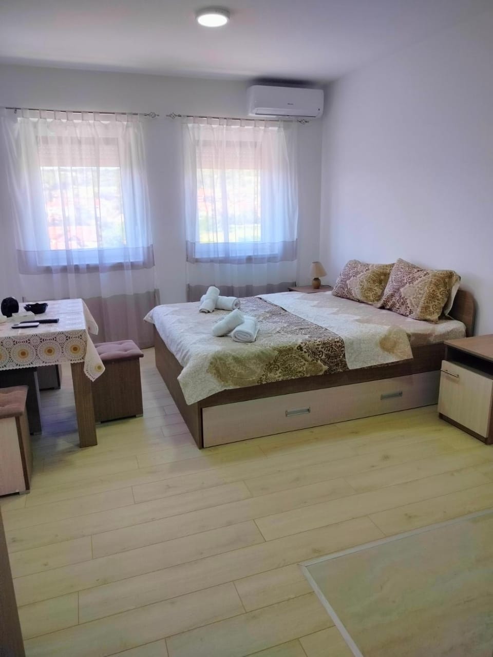 Bed, towels