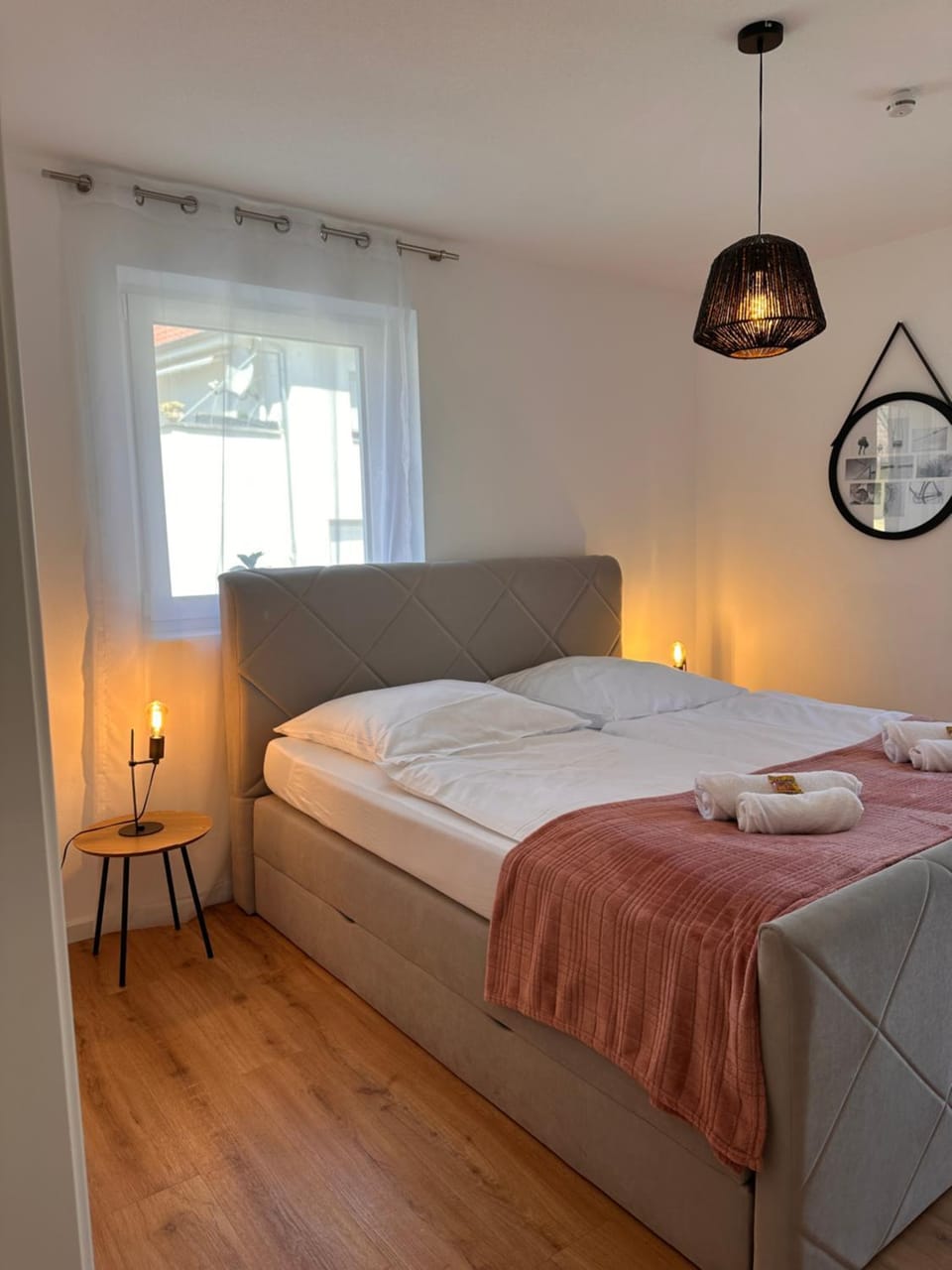 Bed, Bedroom, towels