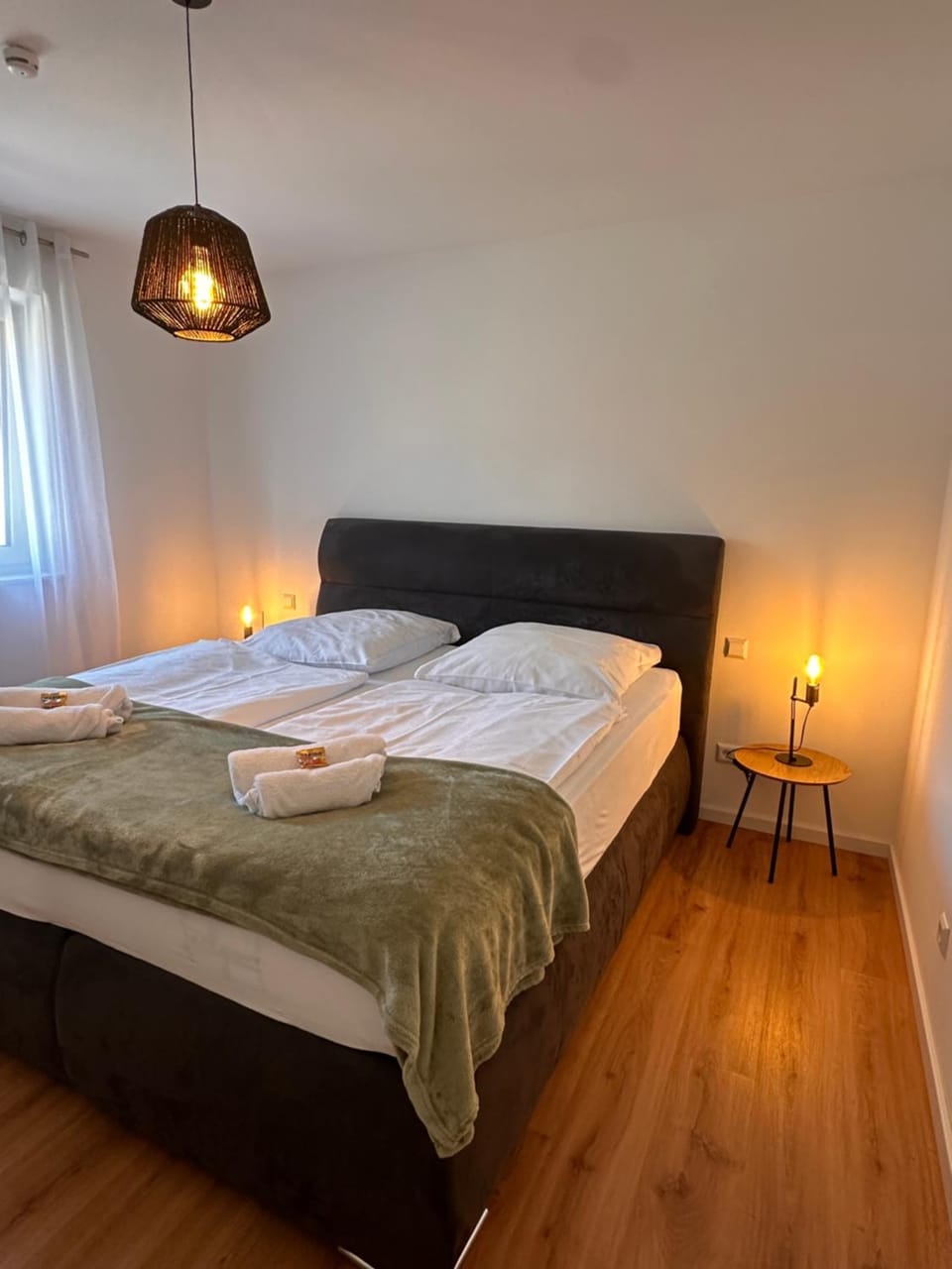 Bed, Bedroom, towels