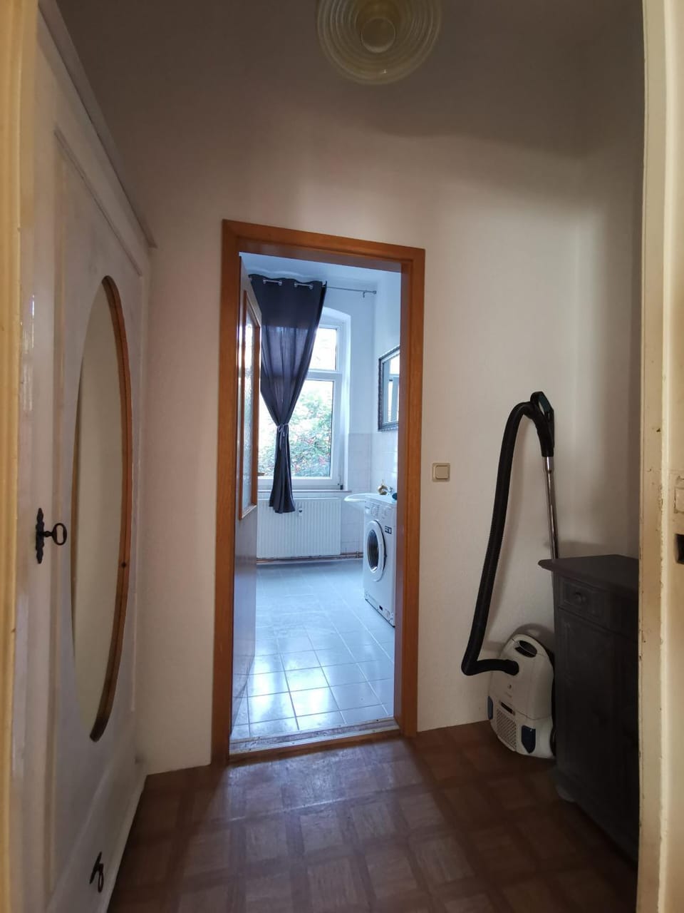 Photo of the whole room, furniture