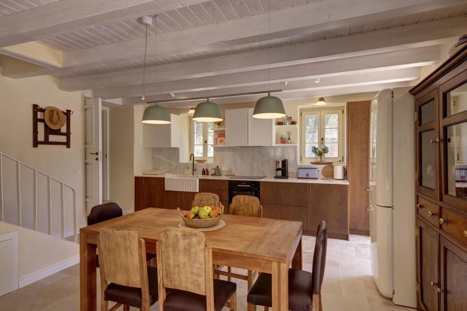 Kitchen or kitchenette, Seating area