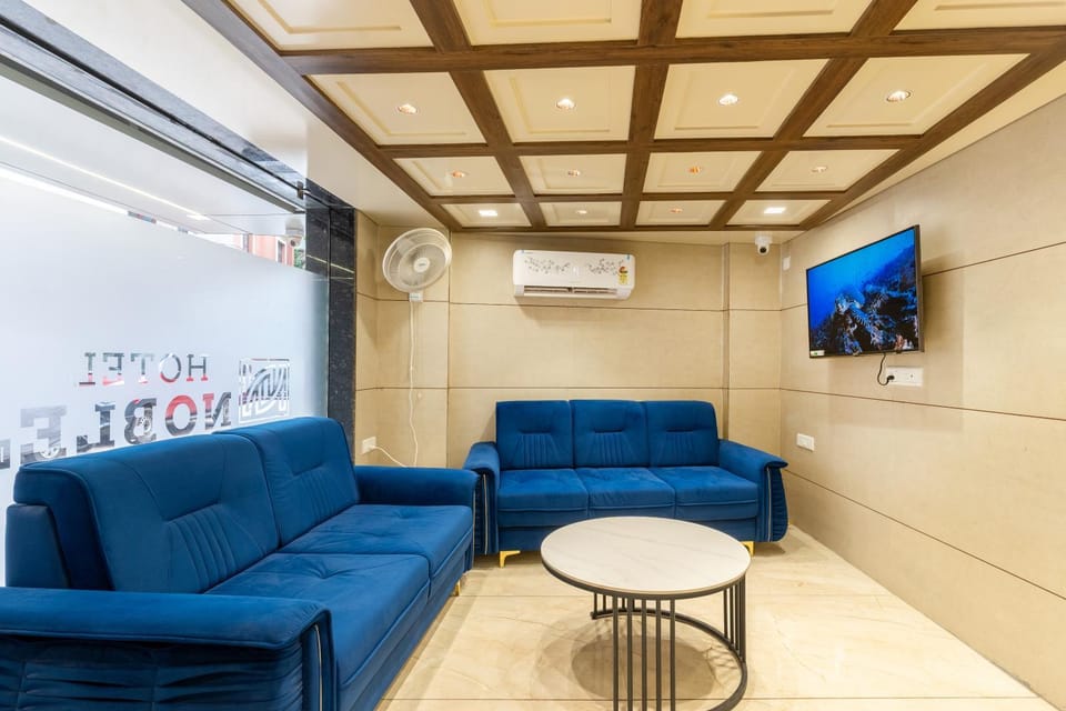 TV and multimedia, Lobby or reception, Seating area, air conditioner