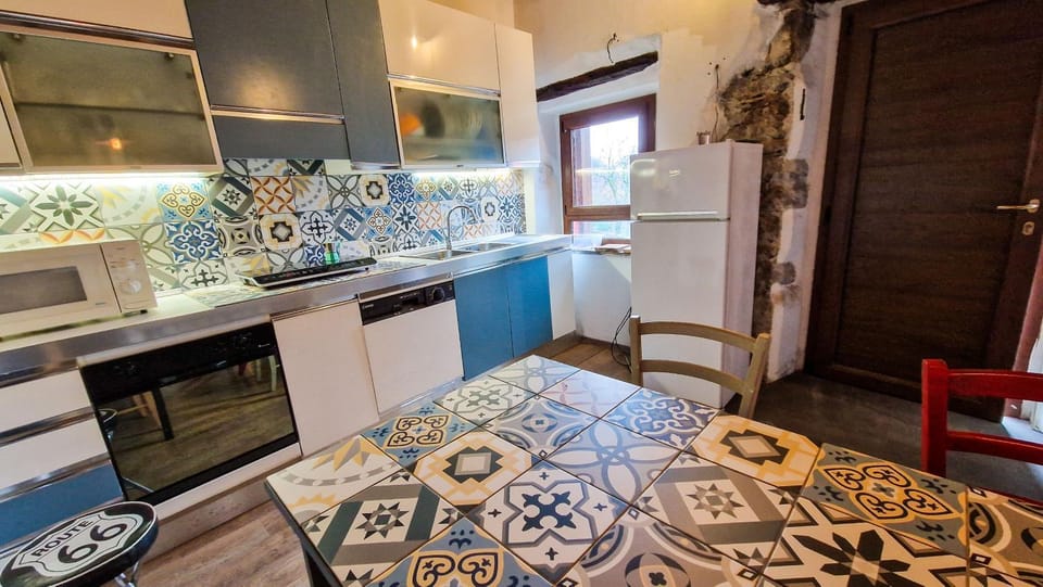 Kitchen or kitchenette, Dining area, dishwasher, oven, stove