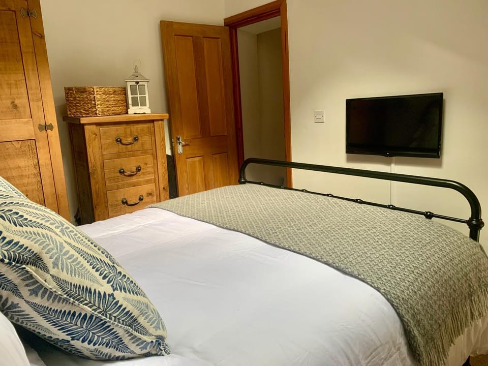 Bed, TV and multimedia, Photo of the whole room, Bedroom, wardrobe