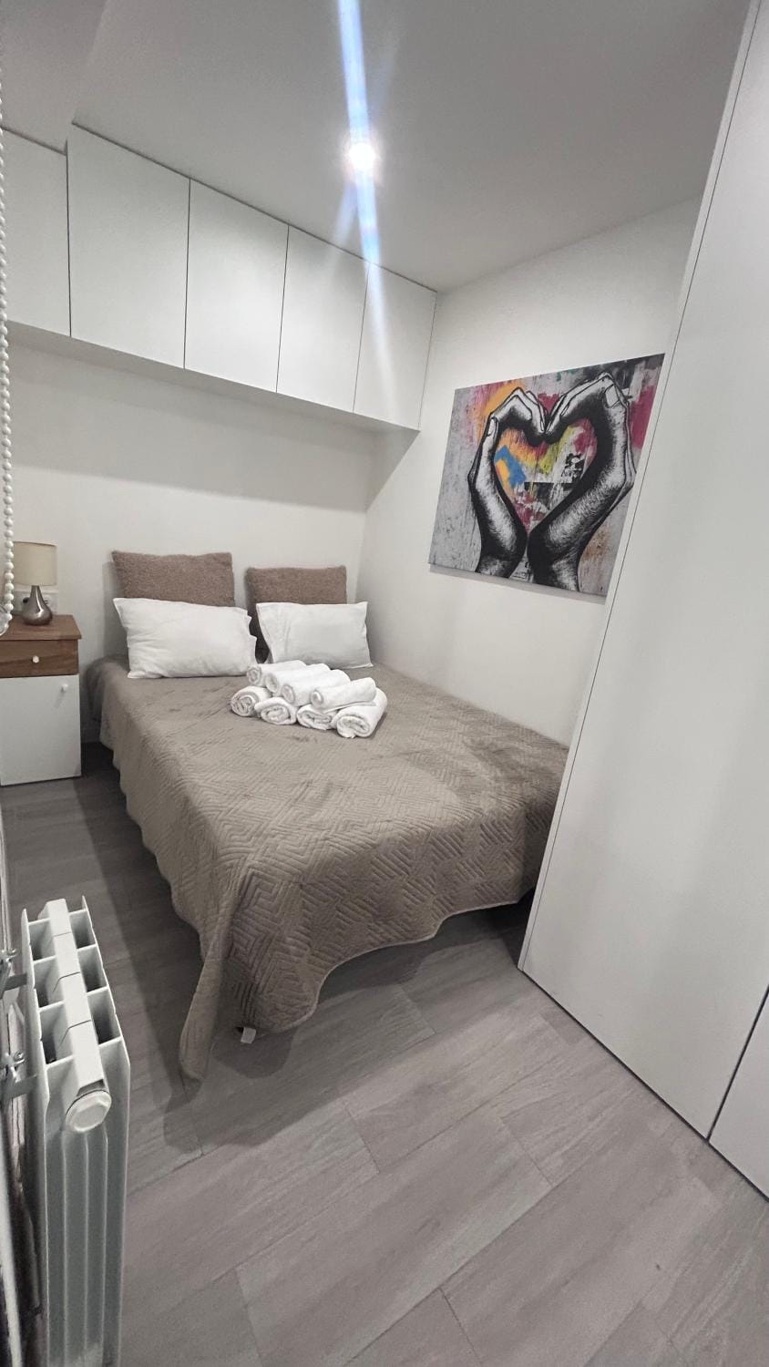 Bed, Bedroom, towels