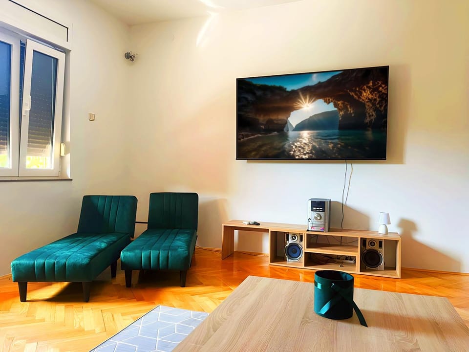 TV and multimedia, Living room, Seating area, Evening entertainment