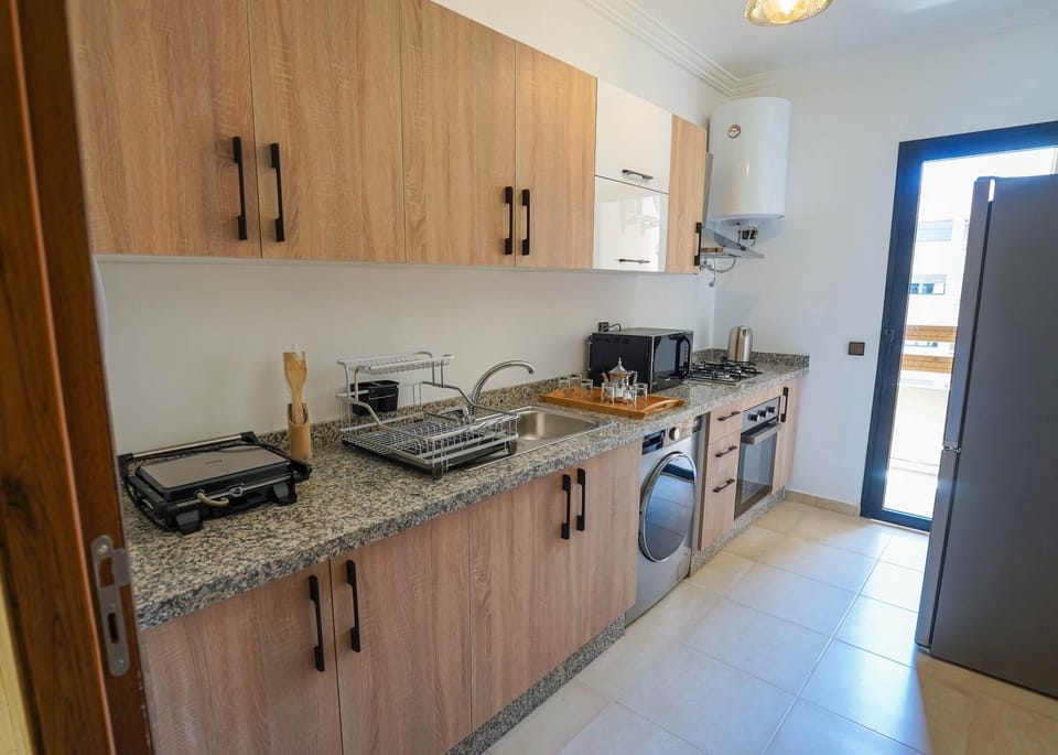 Coffee/tea facilities, Kitchen or kitchenette, stove