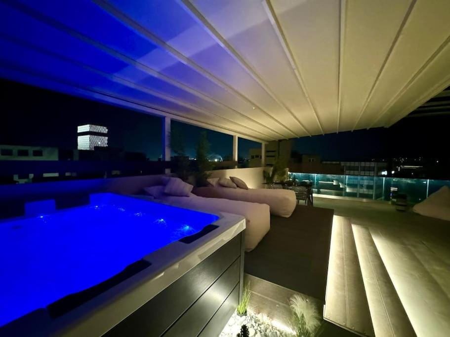 BlueMotion - CityView Free Airport Transportation Apartment in Pireas