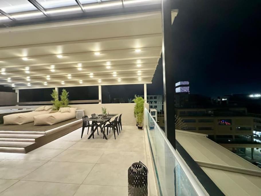 BlueMotion - CityView Free Airport Transportation Apartment in Pireas