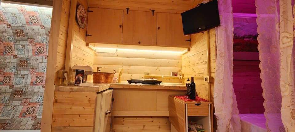 Coffee/tea facilities, Kitchen or kitchenette