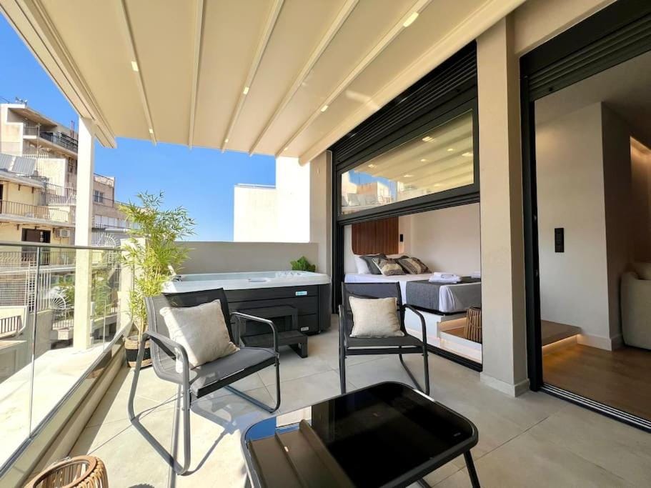 BlueMotion - PortSuite 4B Free Airport Transportation Apartment in Pireas