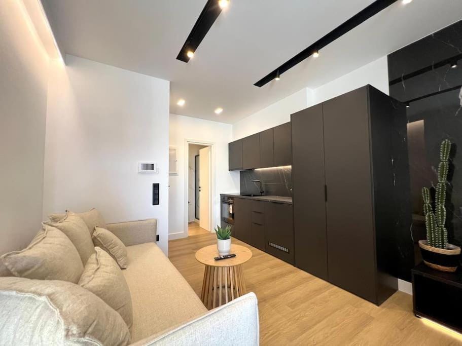 BlueMotion - PortSuite 4B Free Airport Transportation Apartment in Pireas