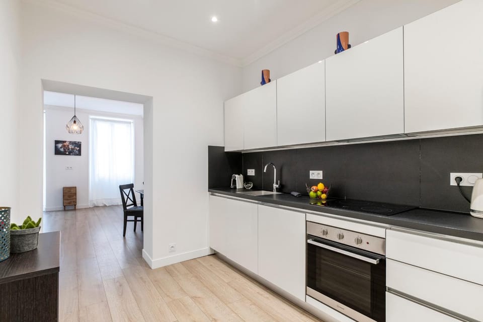 Center 2 min walk to beach quiet sunny balcony Apartment in Nice