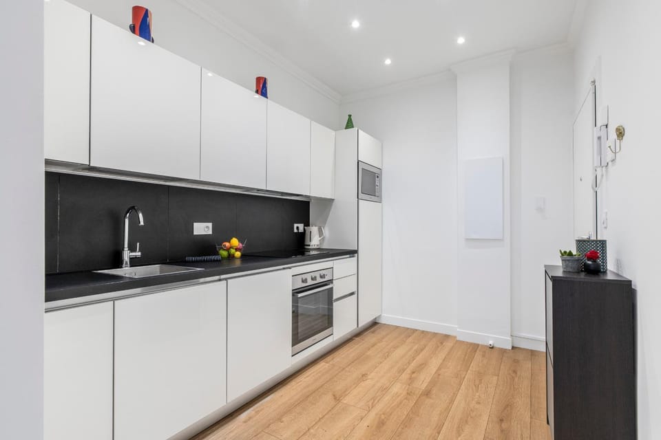 Center 2 min walk to beach quiet sunny balcony Apartment in Nice