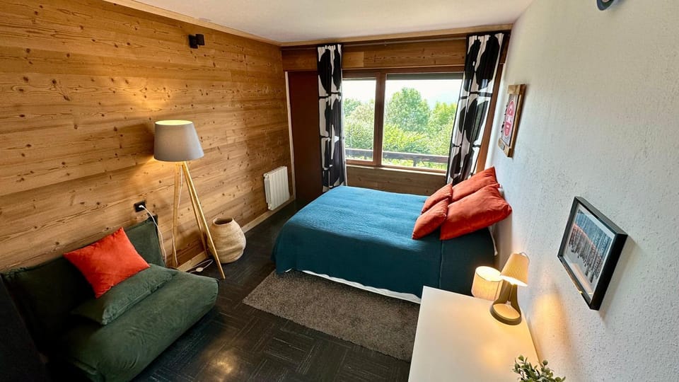 Bed, Photo of the whole room, Seating area