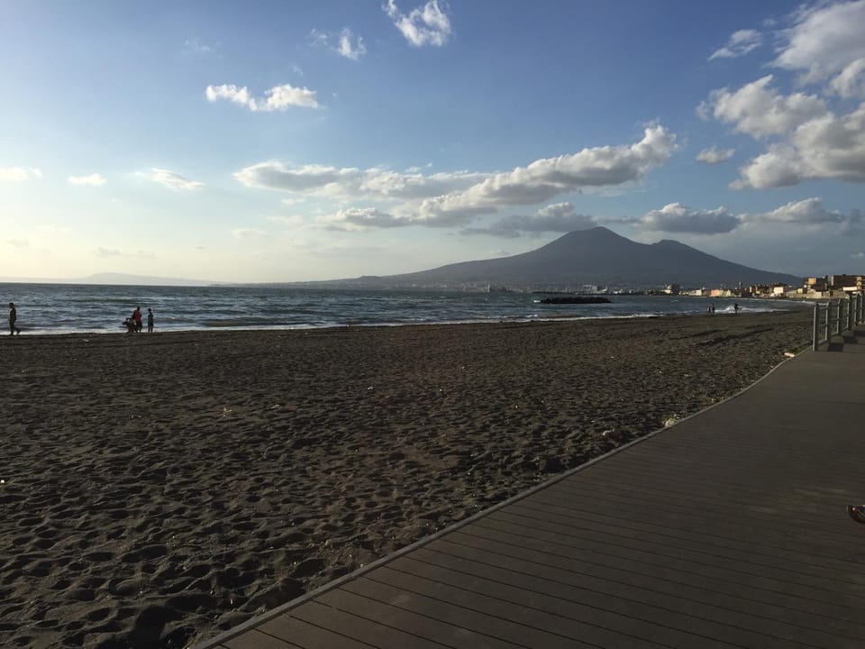 Nearby landmark, Coffee/tea facilities, Beach