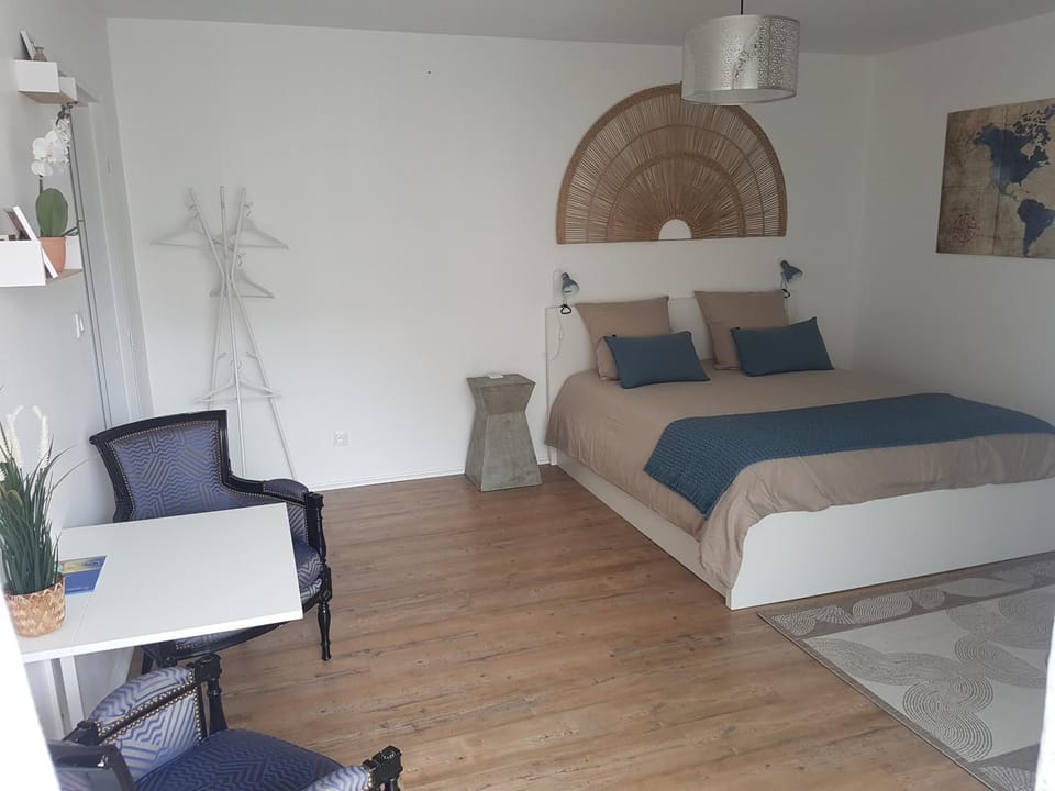 Bed, Seating area, Bedroom