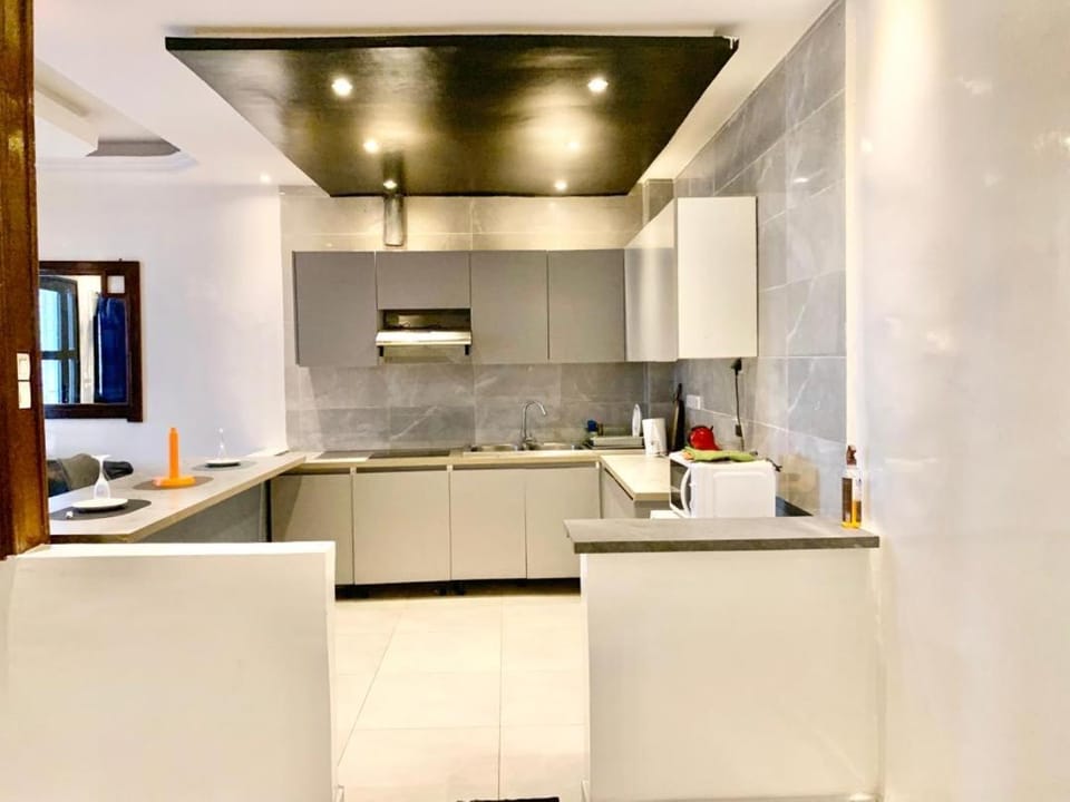 Kitchen or kitchenette, minibar, stove