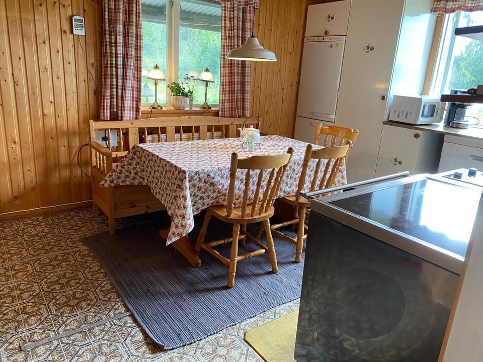 Kitchen or kitchenette, Dining area