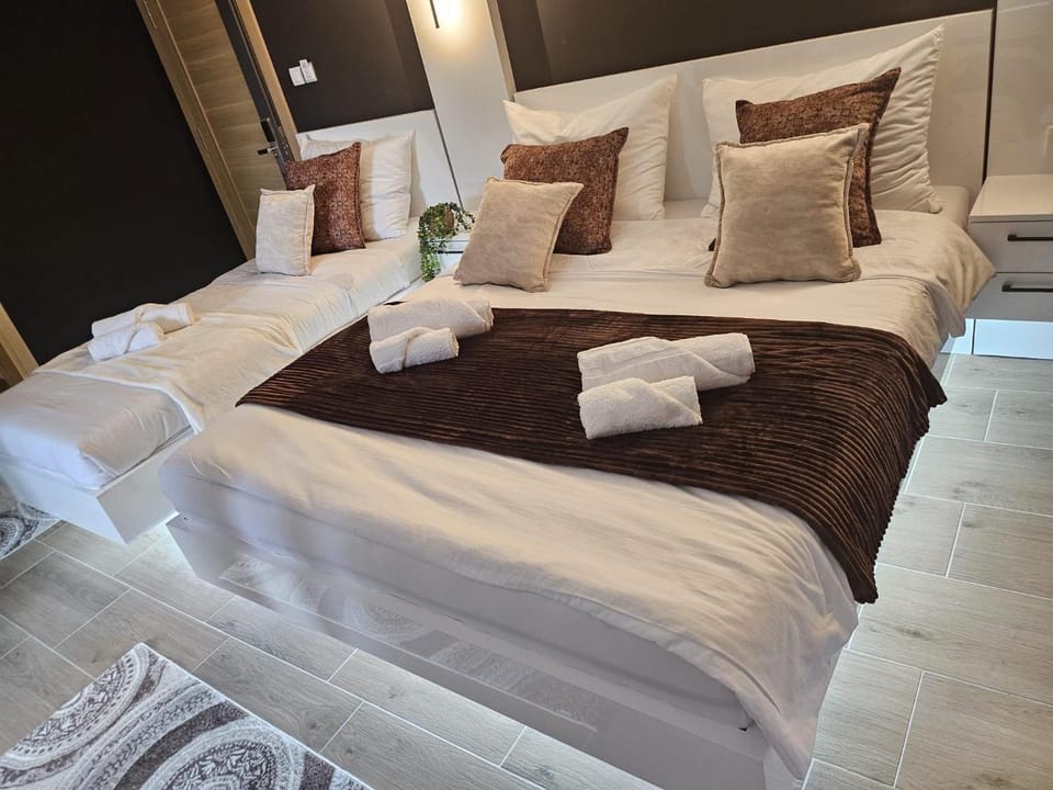 Bed, Photo of the whole room, Bedroom, towels