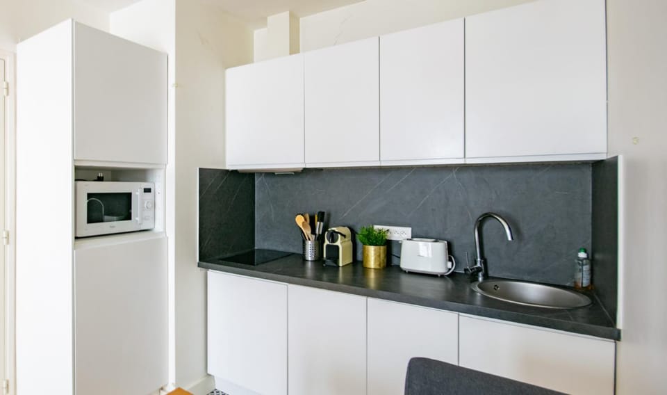 Coffee/tea facilities, Kitchen or kitchenette, stove, toaster