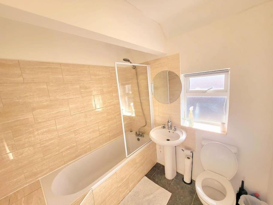 Cosy Entire 3 bed house with free parking Apartment in Nottingham
