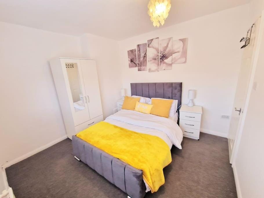 Cosy Entire 3 bed house with free parking Apartment in Nottingham