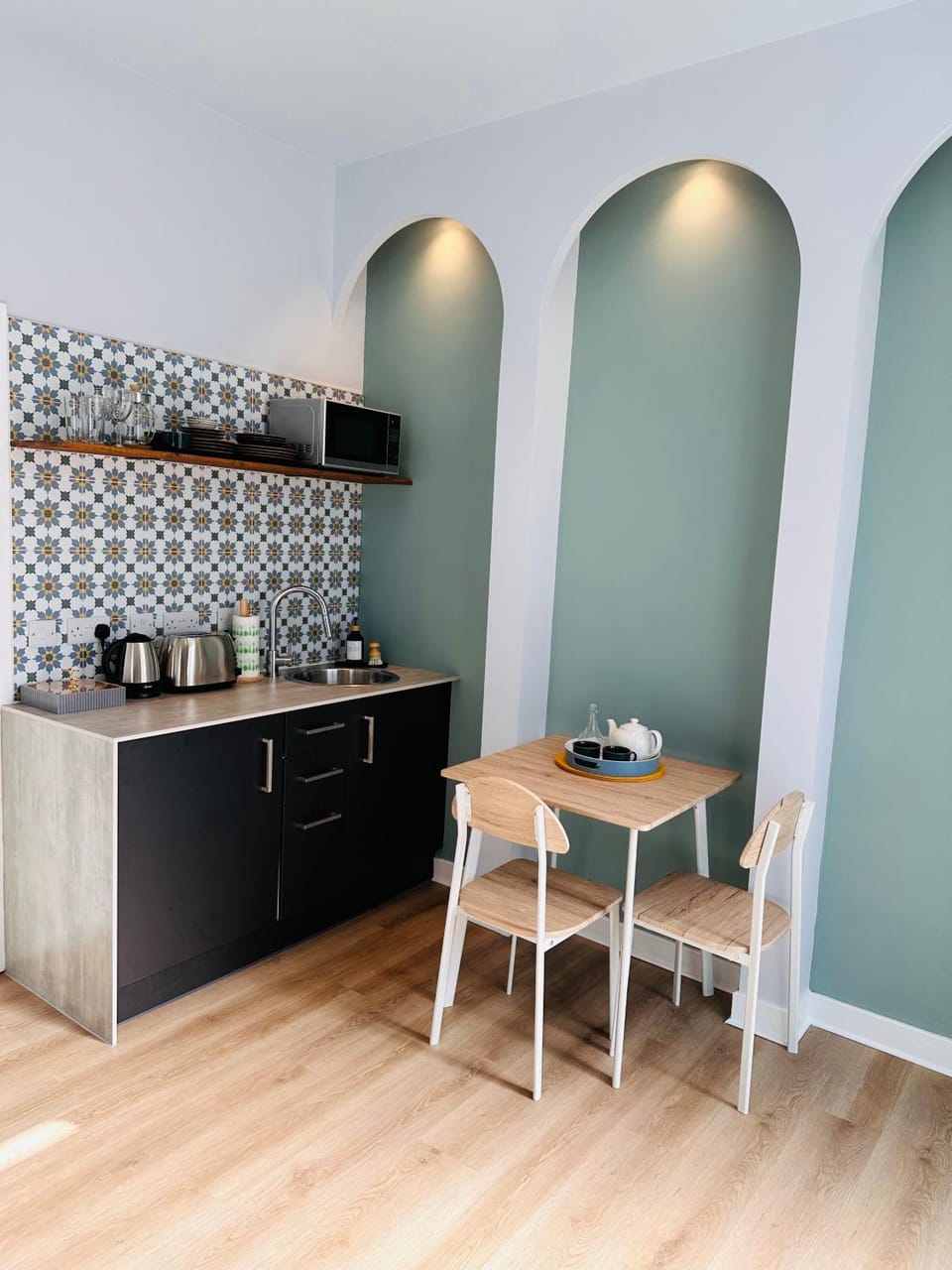 Kitchen or kitchenette, Dining area