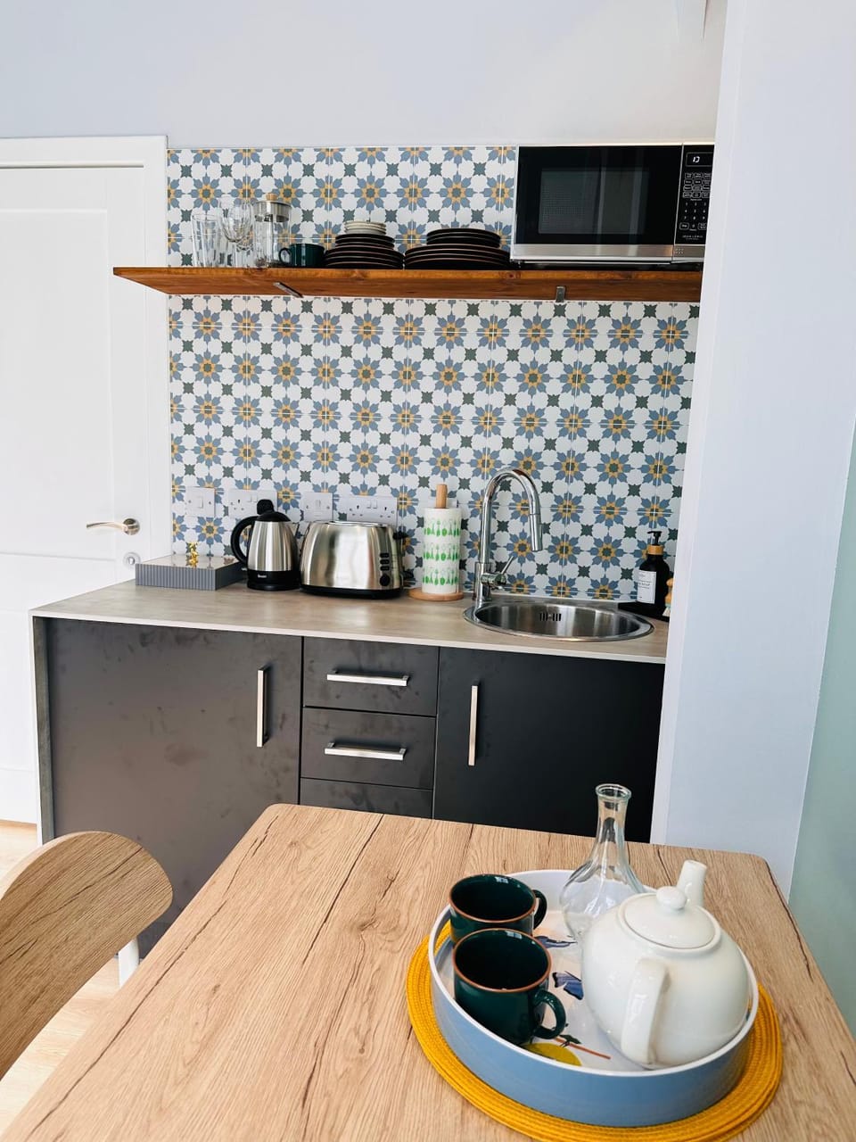 Coffee/tea facilities, Kitchen or kitchenette, Dining area, microwave, toaster