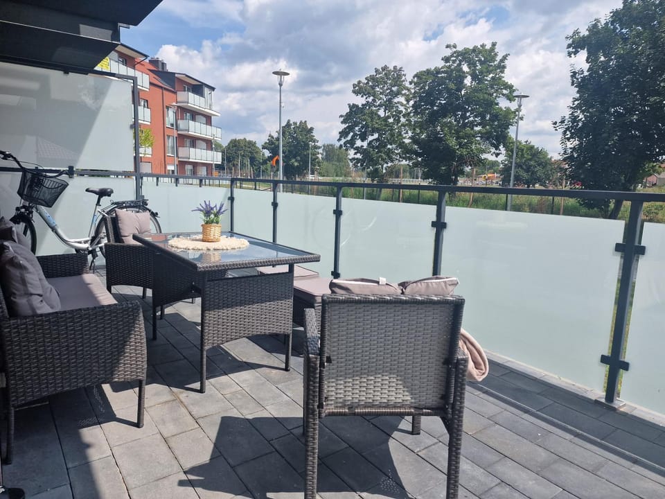 Natural landscape, Balcony/Terrace, Seating area, River view