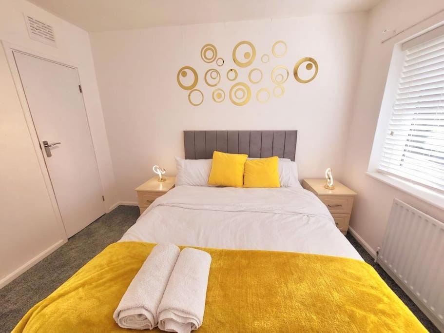 5 bedroom house and free parking Apartment in Nottingham