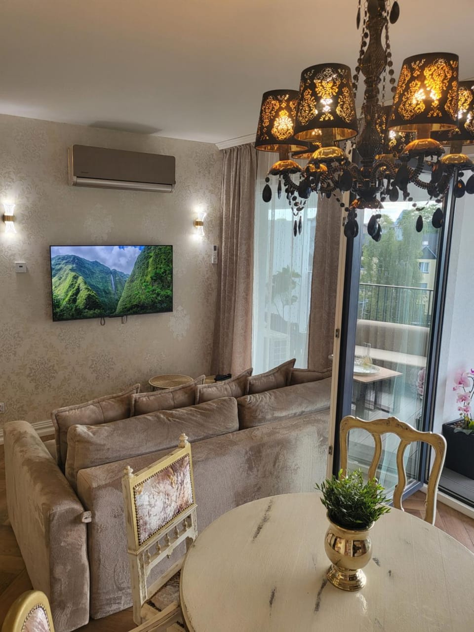 Communal lounge/ TV room, TV and multimedia, Living room, Seating area, Dining area, air conditioner