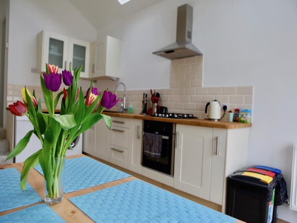 Coffee/tea facilities, Kitchen or kitchenette, Communal kitchen, kitchen