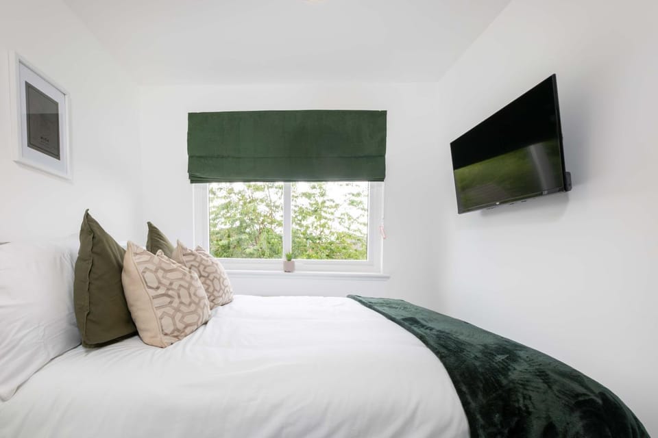 Bed, TV and multimedia, Photo of the whole room, Bedroom