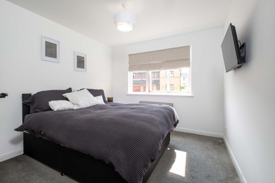 Bed, TV and multimedia, Bedroom